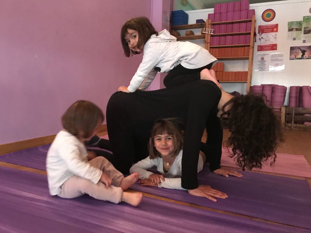 CLASES DE YOGA EN FAMILIA Barcelona CLASES DE YOGA EN FAMILIA Barcelona